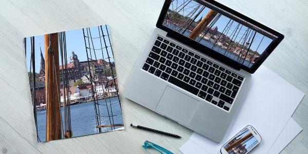 portatile visto dall'alto con brochure e smartphone